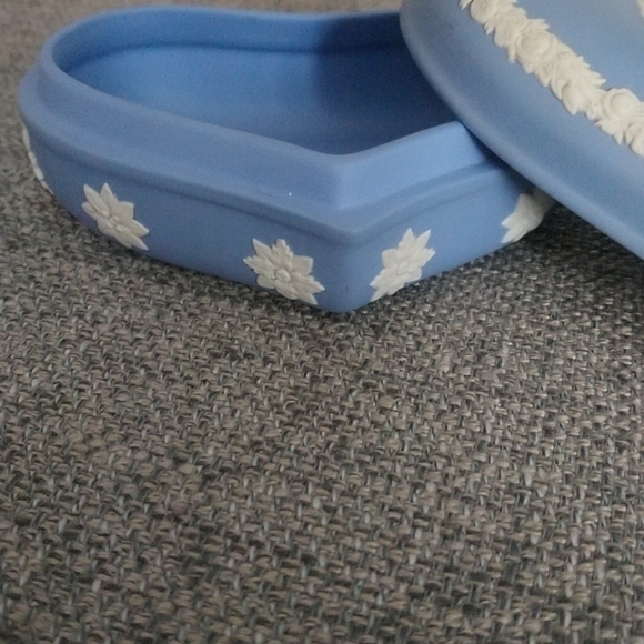Wedgwood Heart Box - Picture 3 of 5